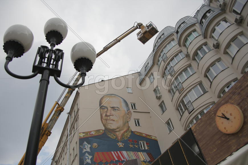 На ул.Арбат, дом 17  в рамках реализации городского проекта "Артфасад" совместно с художниками  JIM-