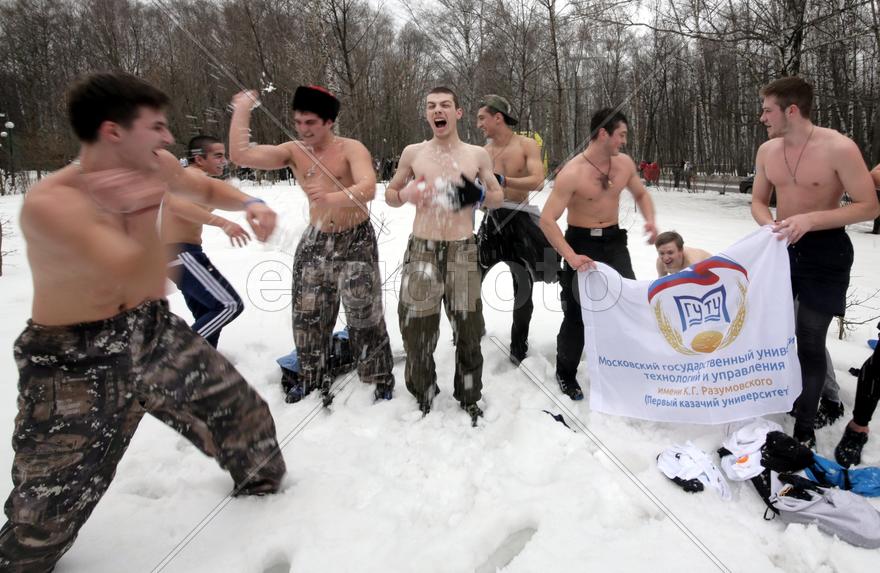 Раздетые по пояс участники Всероссийской гонки ГТО