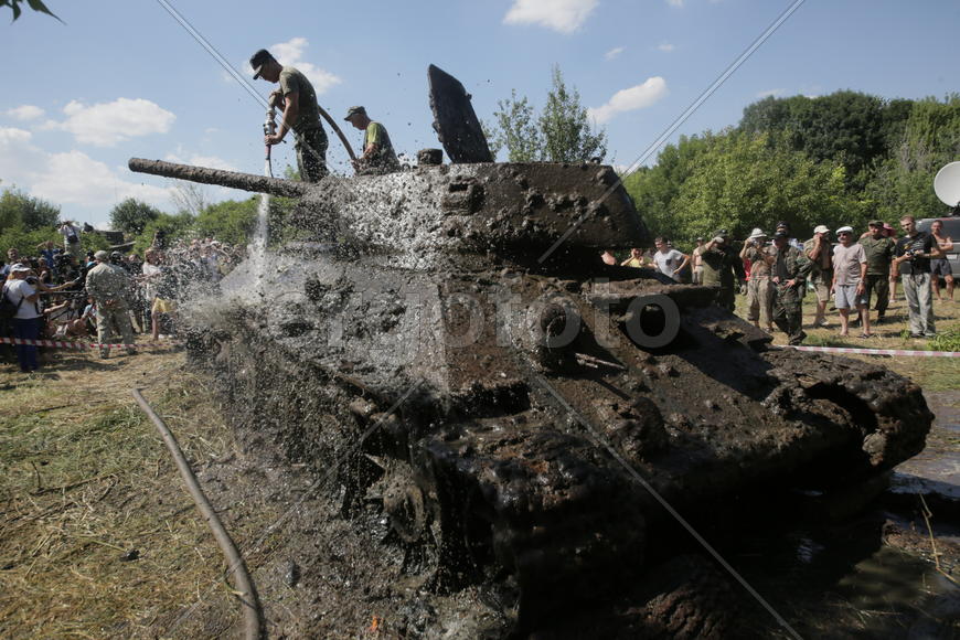 Подъем танка Т-34 из реки Дон