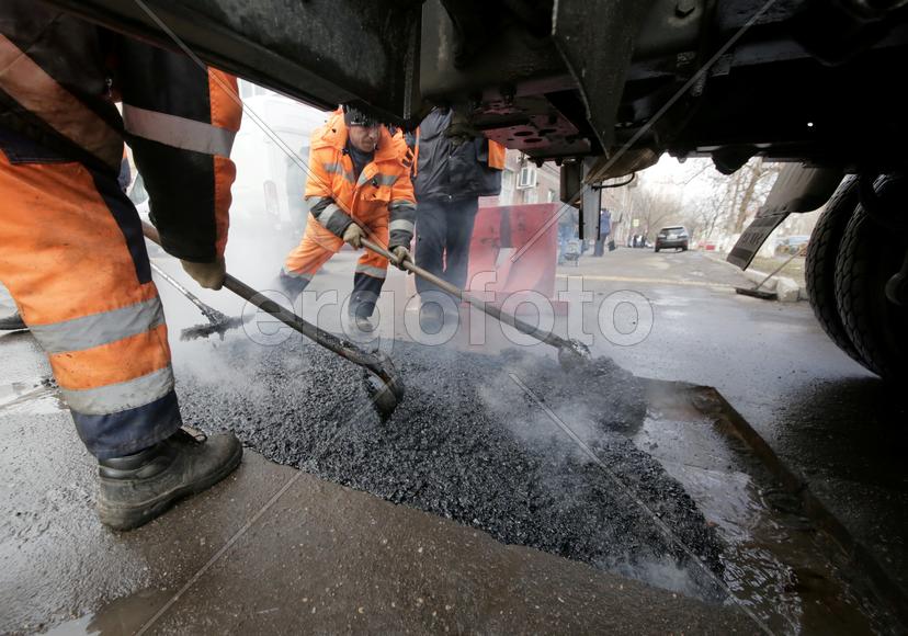 Ильяс Таймаев, Юрий Свечников, Артур Банковский за работой на ул.Авиамоторная, дом 8.