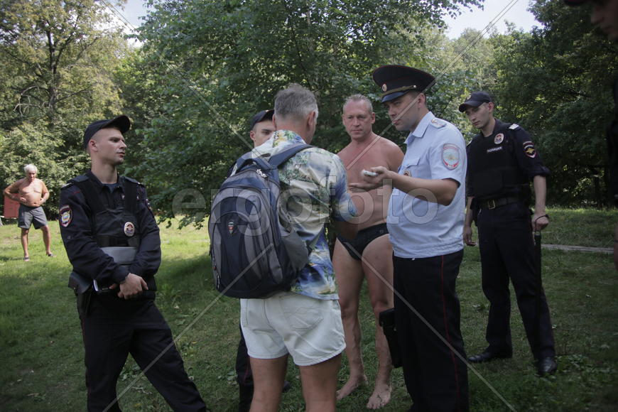 сержант Андрей Зимин, ст.лейтенант Владимир Берсенев, сержант Александр Сергеев разбираются в конфли