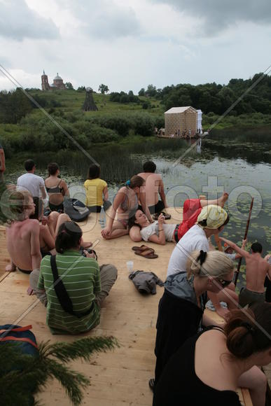 Люди отдыхают на плоте