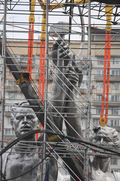 Реставрация статуи "Рабочий и колхозница"