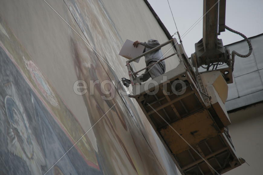 На ул.Арбат, дом 17  в рамках реализации городского проекта "Артфасад" совместно с художниками  JIM-