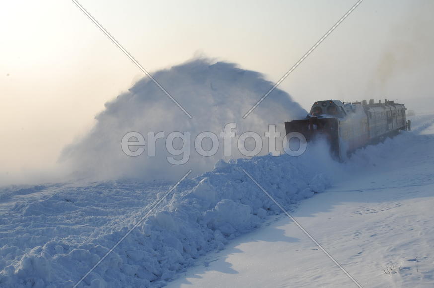 Чистка снега в тундре. Ямало-ненецкий  автономный округ. Город Салехард, поселок Лабытнанги. фото Се