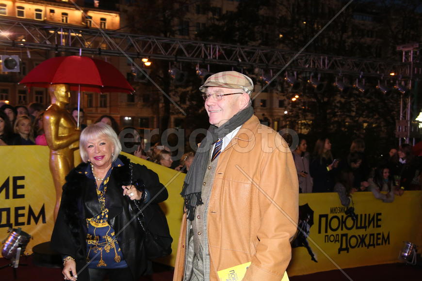 Композитор Александр Журбин перед началом мюзикла "Поющие под дождем" в Москве.