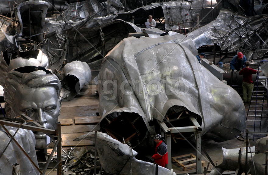 Реставрация статуи "Рабочий и колхозница"