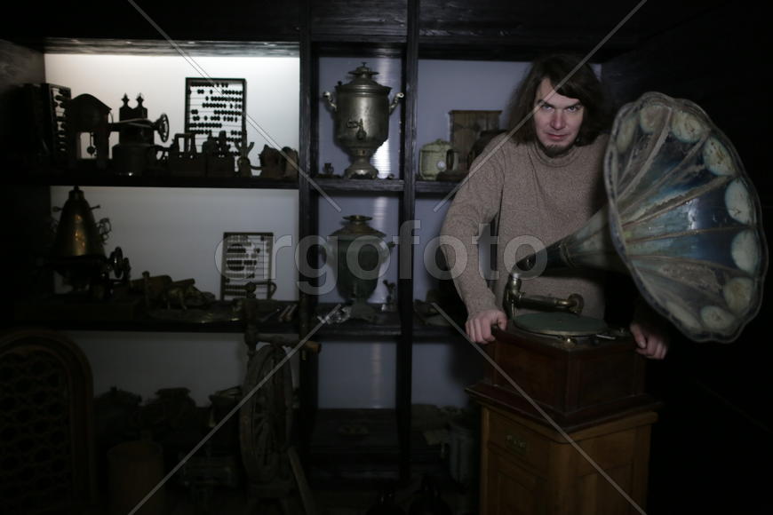 Художник и антиквар Ираклий Месхия