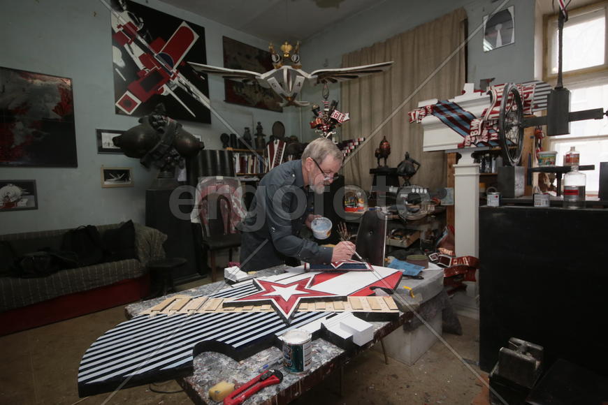 Московский скульптор Борис Орлов в своей мастерской на Нижней Масловке приходит в мастерскую рано ут