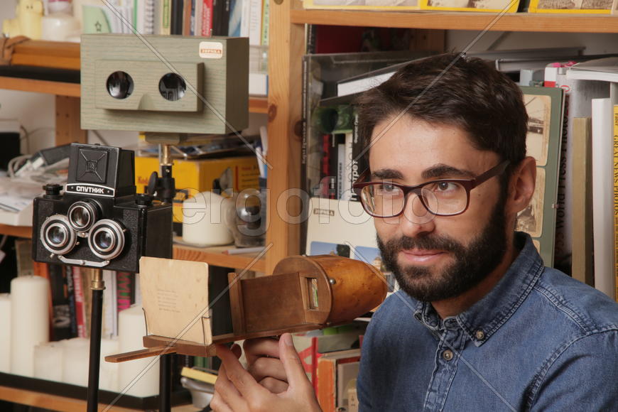 Историк Роман Шмидт демонстрирует деревяные очки с увелечительными стеклами 