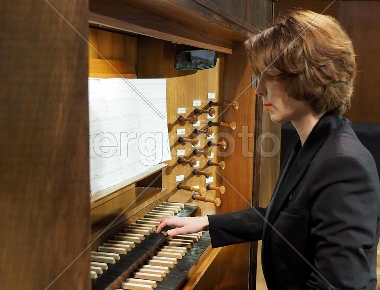 Музыкант Анастасия Черток. Концерт "Европа в звуках органа. Москва 2016 год 