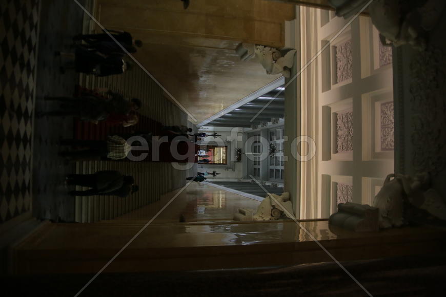 Туристы в музее Эрмитаж. Санкт-Петербруг