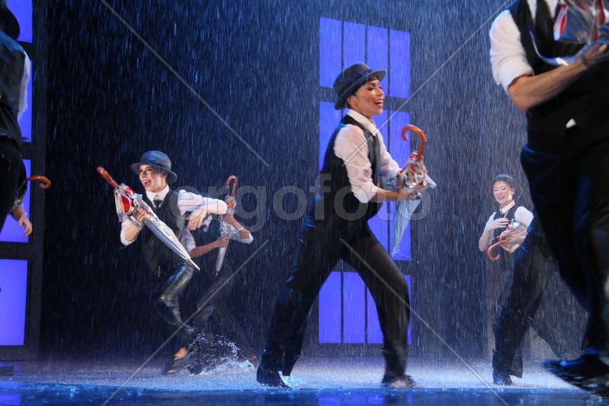 Премьера мюзикла "Поющие под дождем"