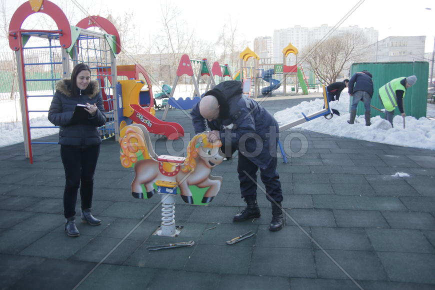 Инженер по благоустройству РЭУ-5 управы Люблино Ольга Лебедева и плотник РЭУ-5 Иван Алексеев 