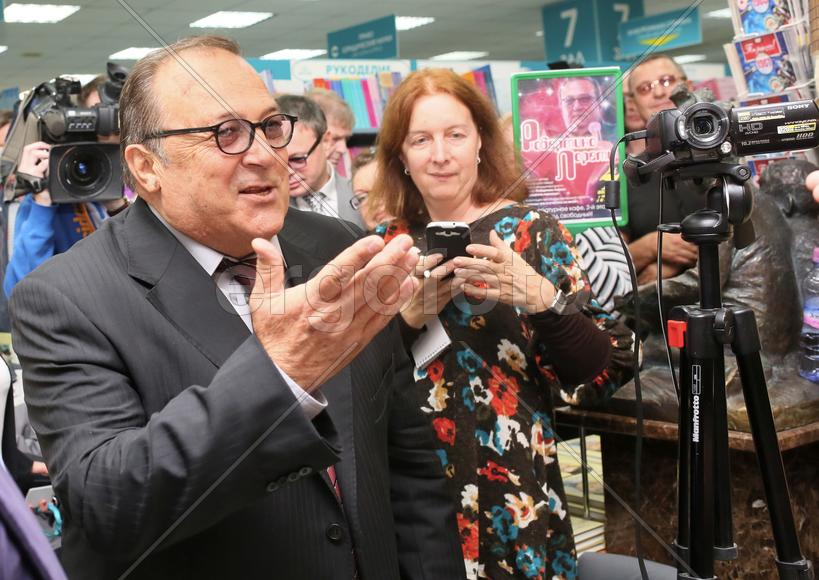 Итальянский певец Робертино Лоретти  во время презентации автобиографической книги 