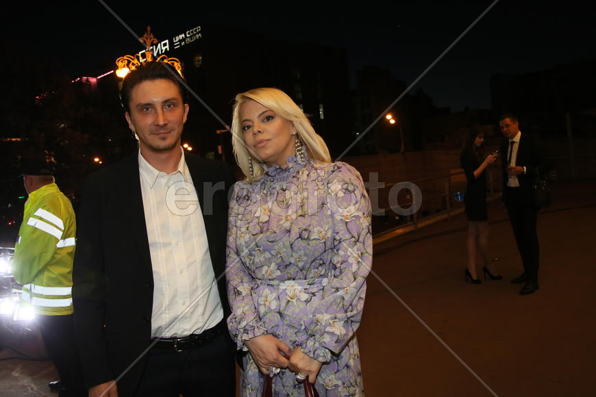 Премьера мюзикла "Поющие под дождем"