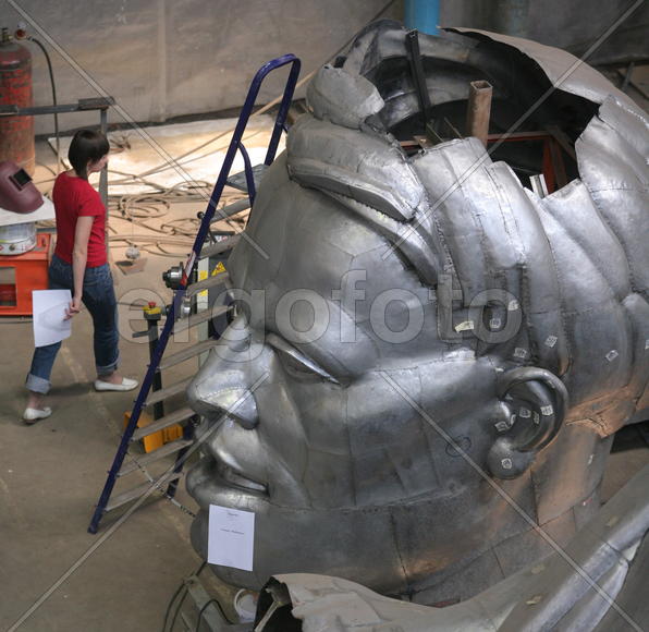 Реставрация статуи "Рабочий и колхозница"