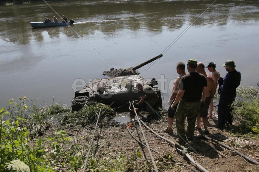 Пробный подъем танка Т-34 из реки Дон, 13 июля 2016 года. 