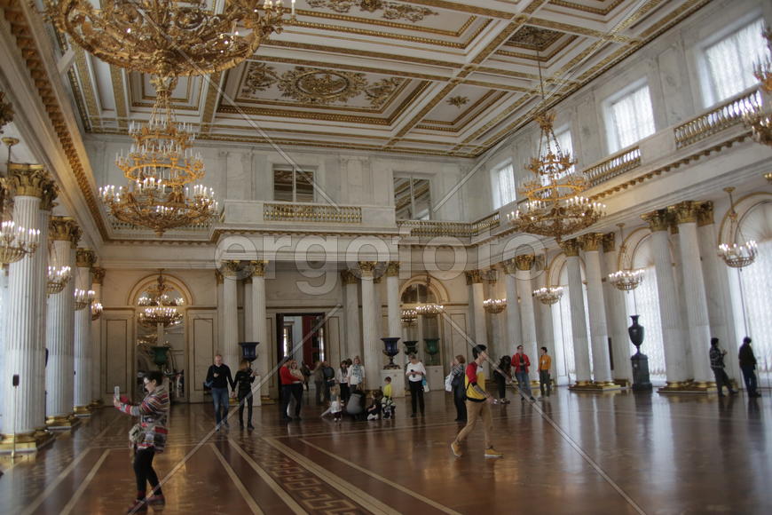 Туристы в музее Эрмитаж. Санкт-Петербруг