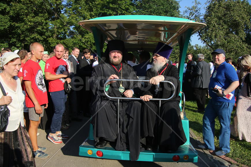 Представители различных религий на электромобиле
