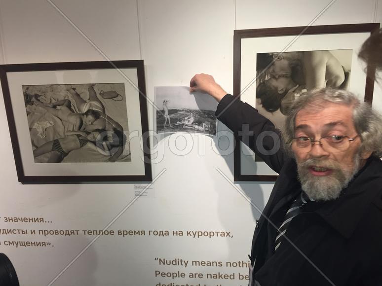 Искусствовед Березнер показывает репродукцию картины Александра Иванова.