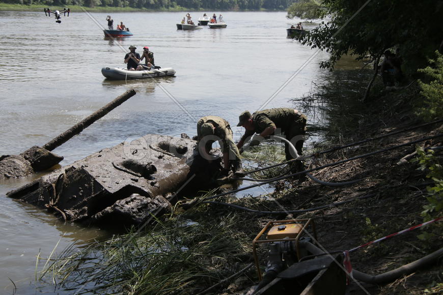 Подъем танка Т-34 из реки Дон