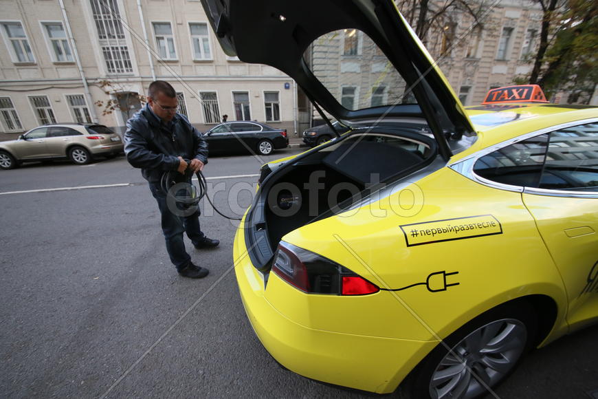 Первая в России электрозарядка. Электромобиль Tesla. Процесс зарядки.