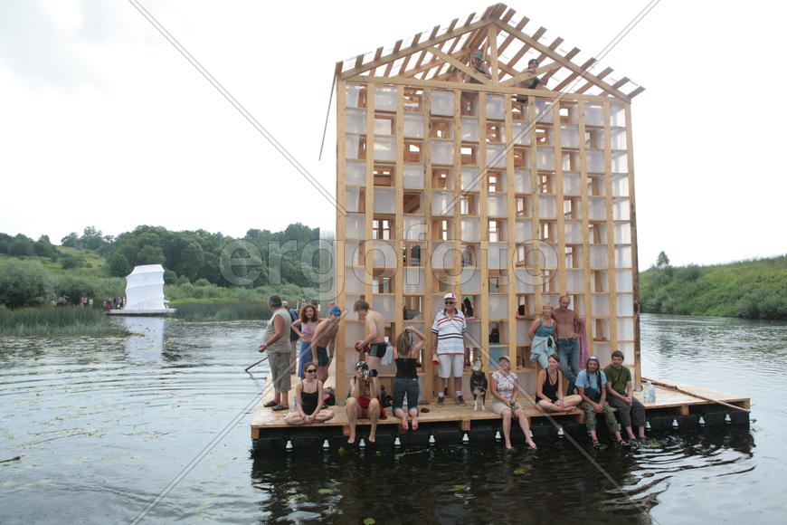 Река, фестивальный плот