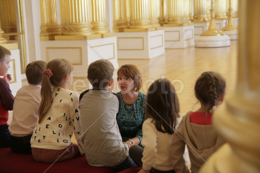 Туристы в музее Эрмитаж. Санкт-Петербруг