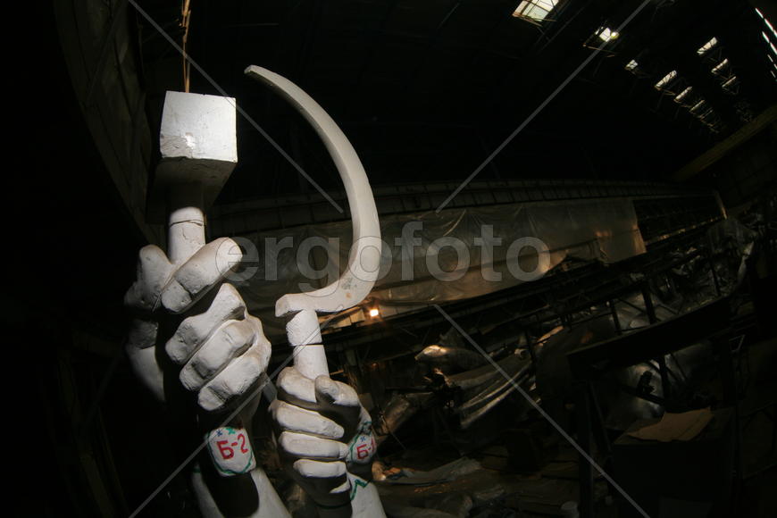 Реставрация статуи "Рабочий и колхозница"