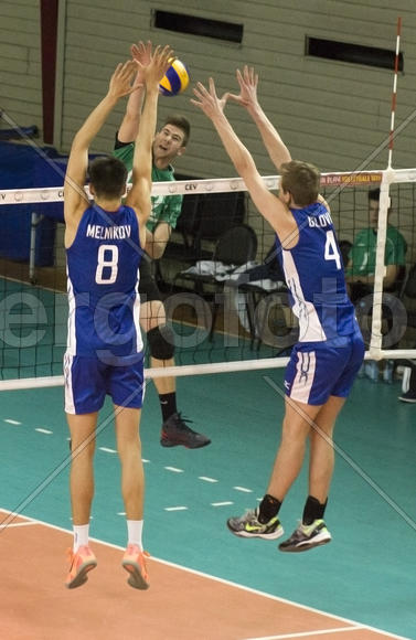 Волейбол. Напряженная ситуация возле сетки