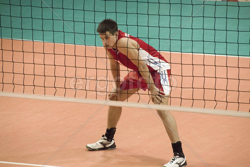 Волейболист  в красном