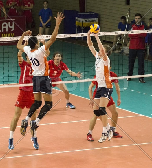 Игра в волейбол