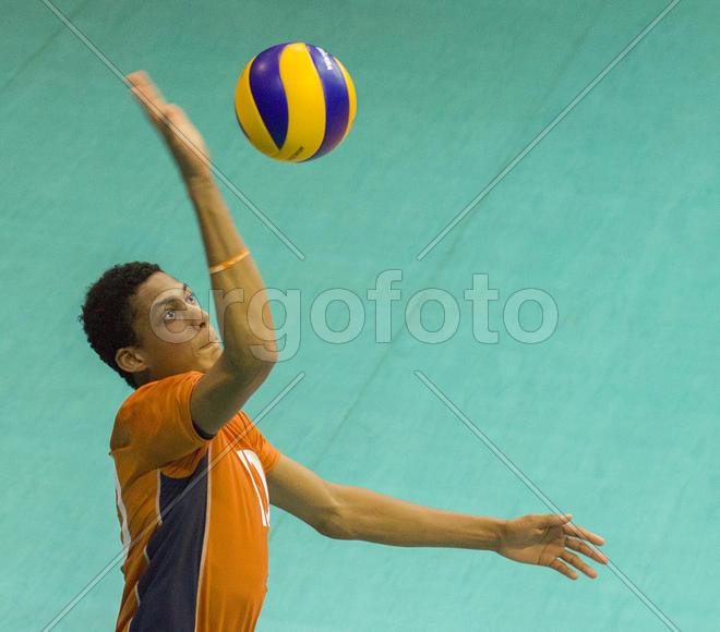 Волейболист отбивает мяч