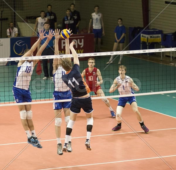 Игра в волейбол