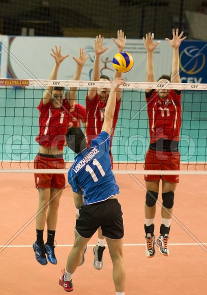 Волейболисты возле сетки