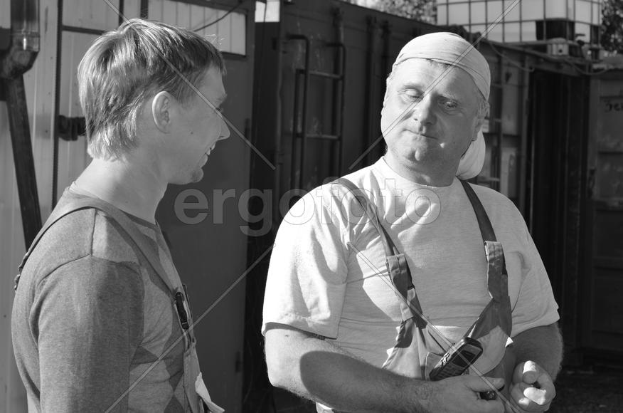 Два мужчины общаются