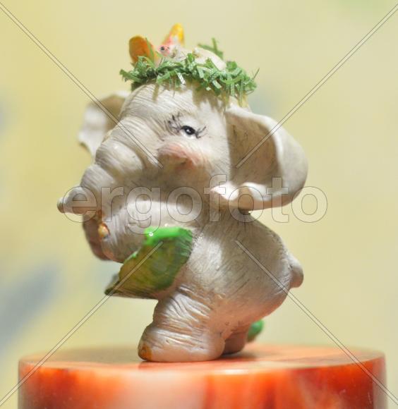 Игрушечный слон