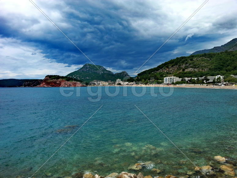 Голубое море с пляжем 