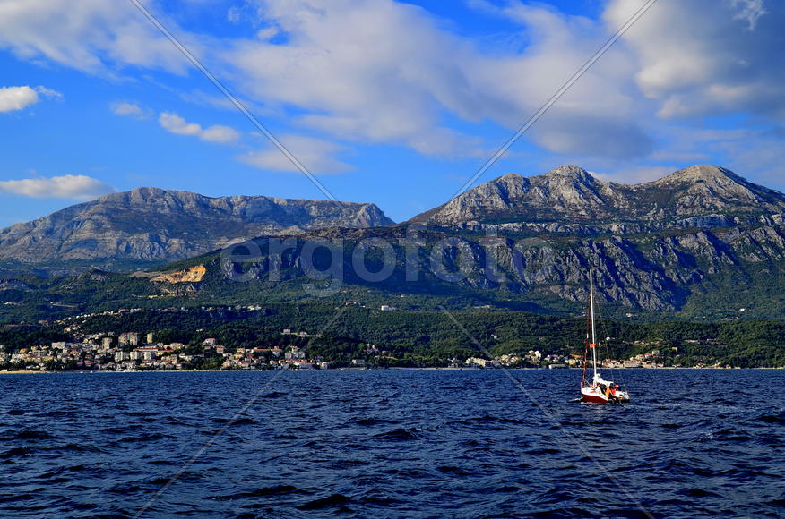 Яхта в заливе