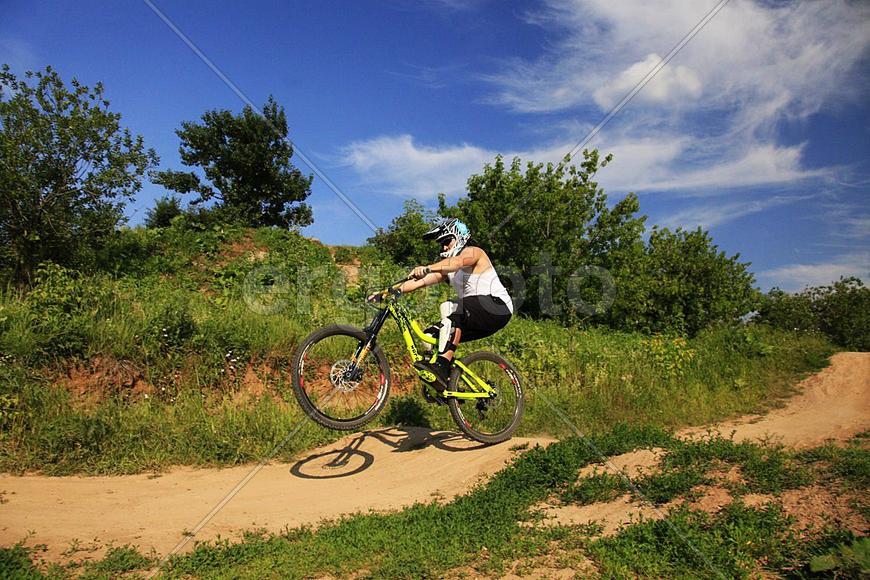 MTB-Moscow. Велосипедист, солнце и тени