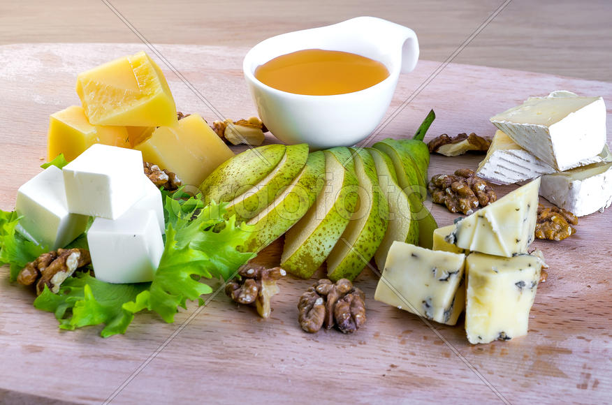 Четыре сыра, фрукты, орехи и соус 