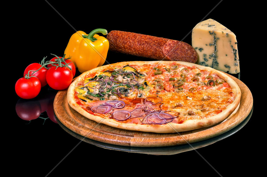 Пицца на черном фоне