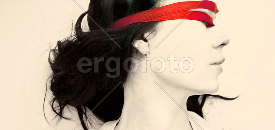 Девушка с завязанными глазами