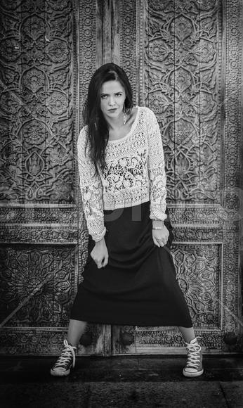 Девушка у резных дверей