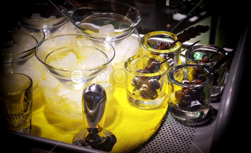 Мензурки и жёлтая тряпочка