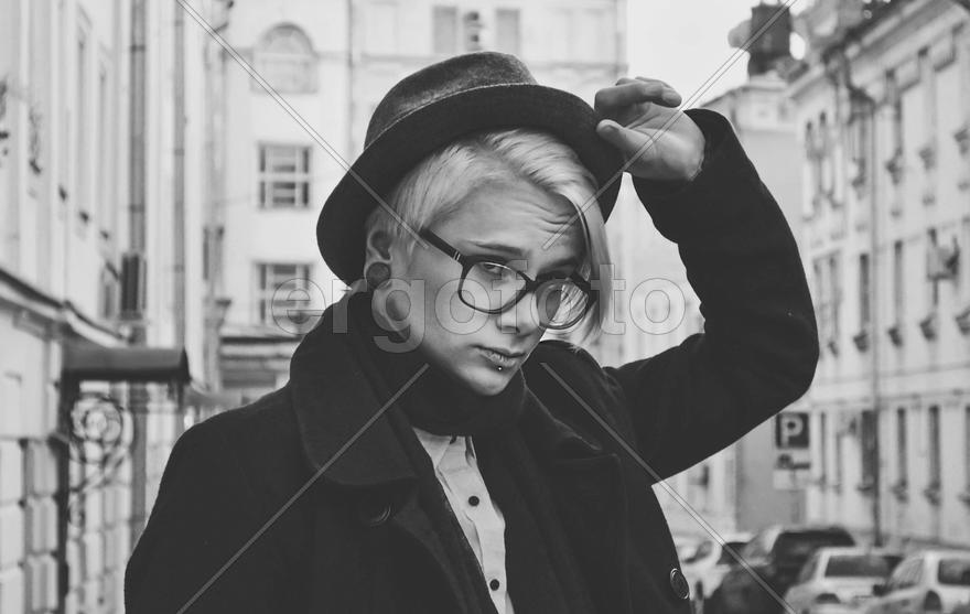 Портрет девушки в шляпе на улице.