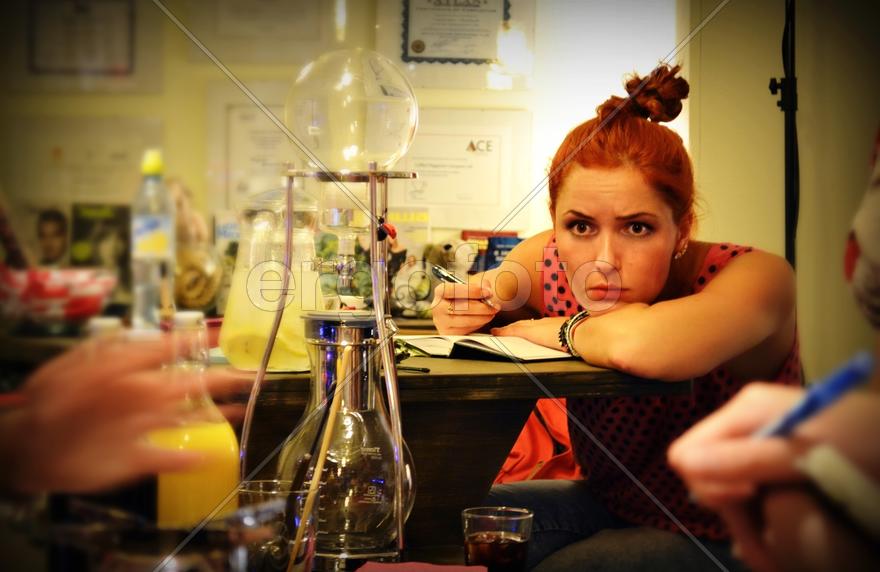 Задумчивая девушка