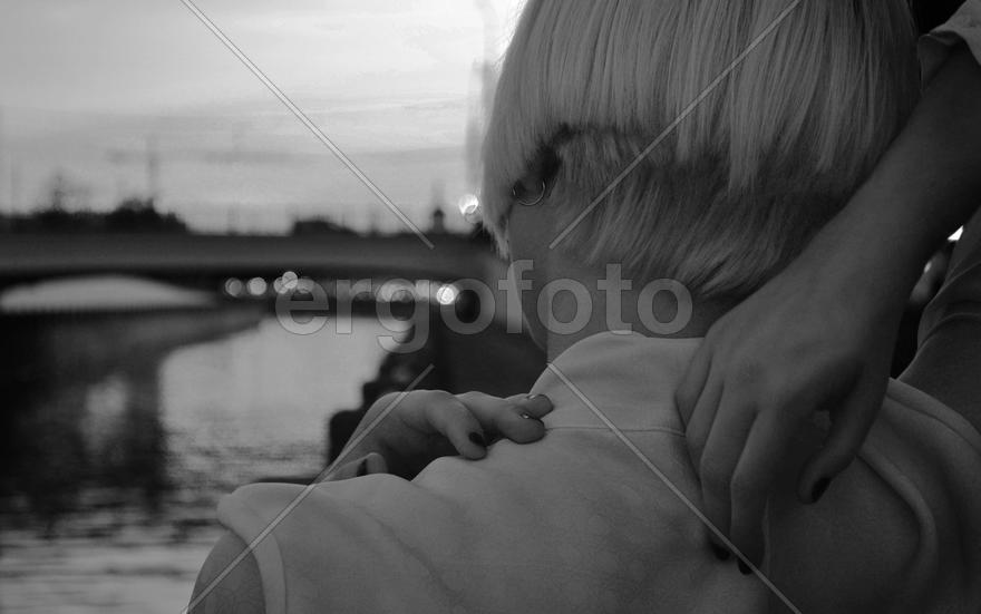 Девушка смотрит на мост у реки