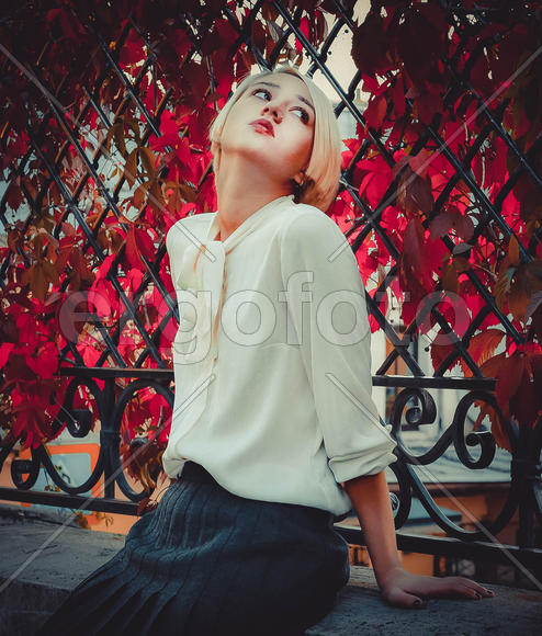 Портрет красивой девушки на фоне осенних листьев